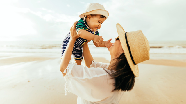 Tips Traveling Bersama Bayi, Daftar Perlengkapan Wajib dan Cara Agar Anak Tidak Reog di Pesawat